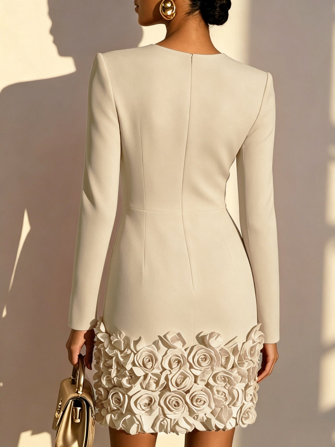 Annabelle | Robe Courte Ajustée à Ourlet de Roses Sculptées