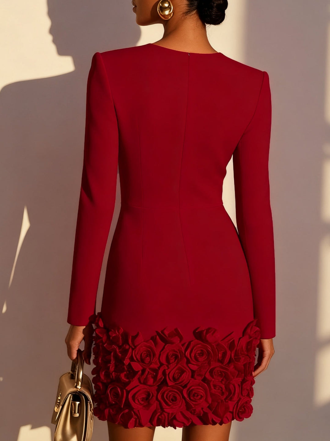 Annabelle | Robe Courte Ajustée à Ourlet de Roses Sculptées