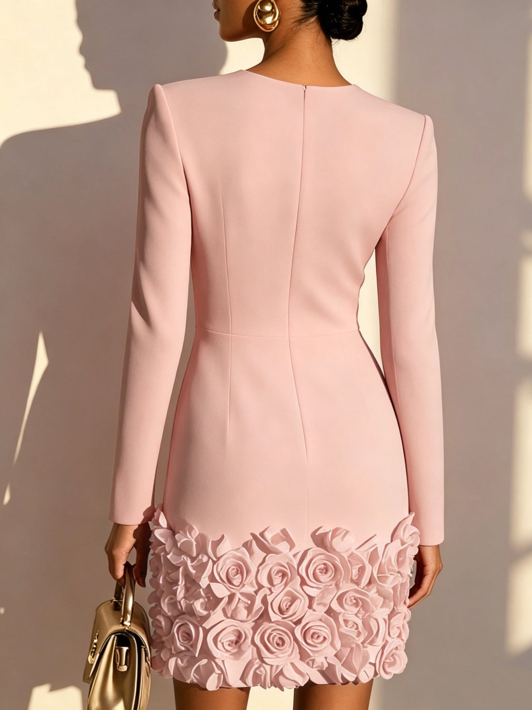 Annabelle | Robe Courte Ajustée à Ourlet de Roses Sculptées