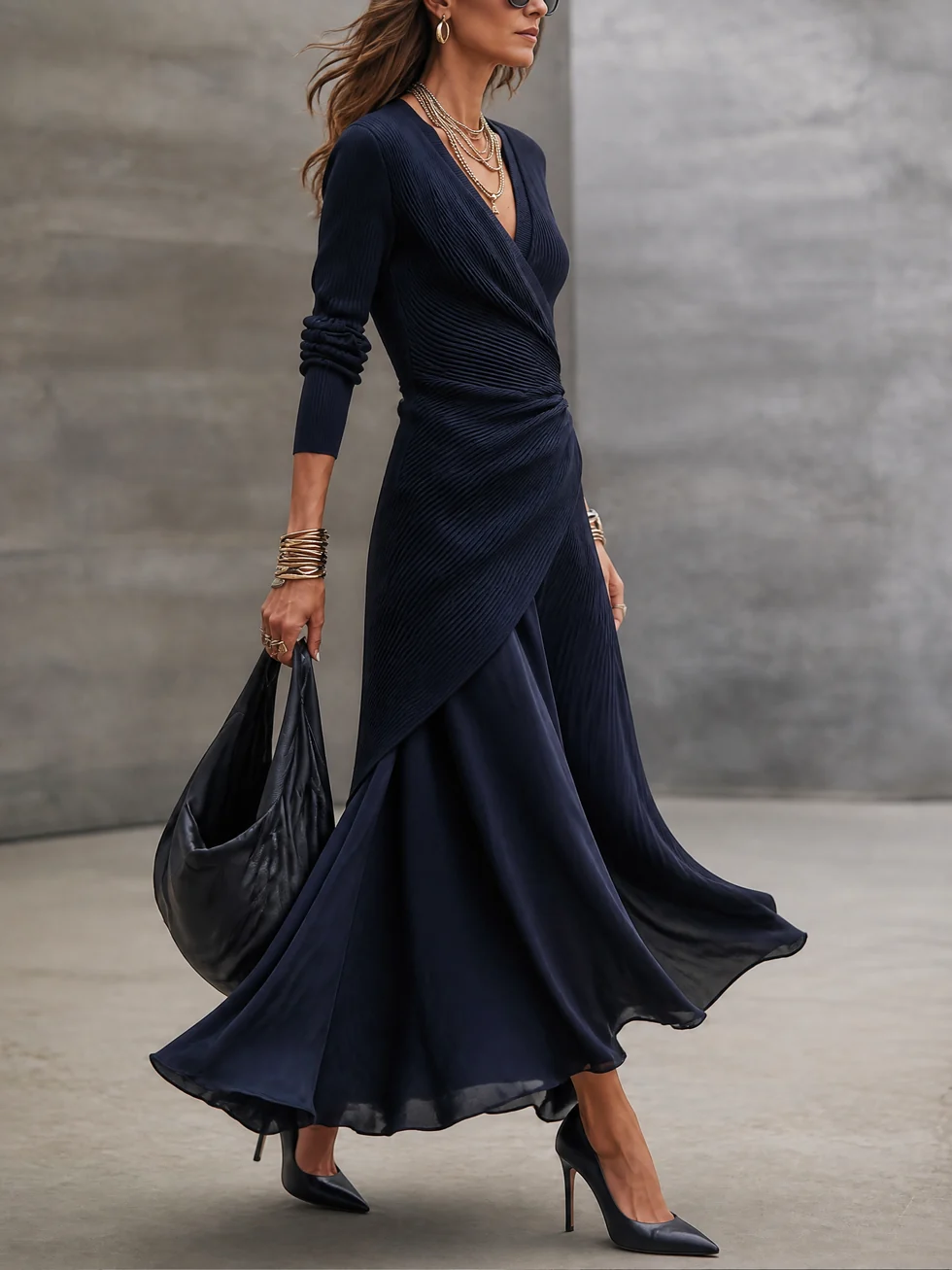 Margaux | Robe Maxi Asymétrique à Décolleté en V et Empiècements en Satin Bleu Marine